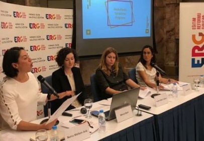 Ders kitaplarında kadınlar edilgen erkekler ise erdemli gösteriliyor 