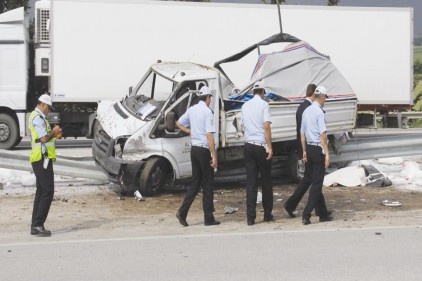 Deterjan yüklü kamyonetin sürücüsü hayatını kaybetti