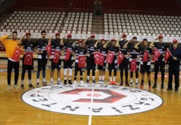 Dev adamlardan Mehmetçiğe selam