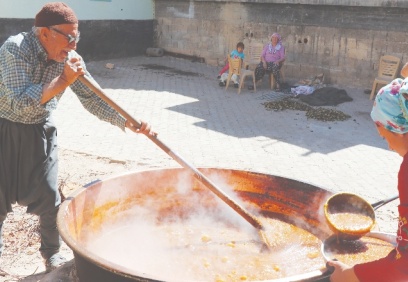 Dev kazanlar, tatlı tarhana için kaynıyor