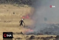 Devasa yangını elbiseleri ile söndürmeye çalıştılar