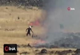 Devasa yangını elbiseleri ile söndürmeye çalıştılar