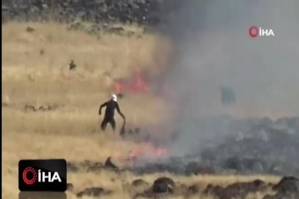 Devasa yangını elbiseleri ile söndürmeye çalıştılar