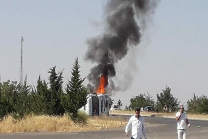 Devrilen asfalt kamyonu alev aldı 
