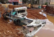 Devrilen iş makinesindeki operatörün kurtarılması saniye saniye görüntülendi