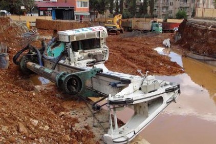 Devrilen iş makinesindeki operatörün kurtarılması saniye saniye görüntülendi