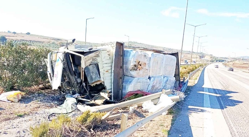 Devrilen kamyonun sürücüsü yaralandı