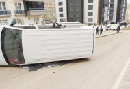 Devrilen minibüs metrelerce sürüklendikten sonra durabildi