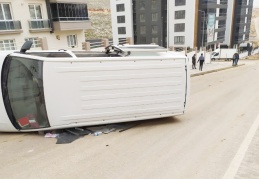 Devrilen minibüs metrelerce sürüklendikten sonra durabildi