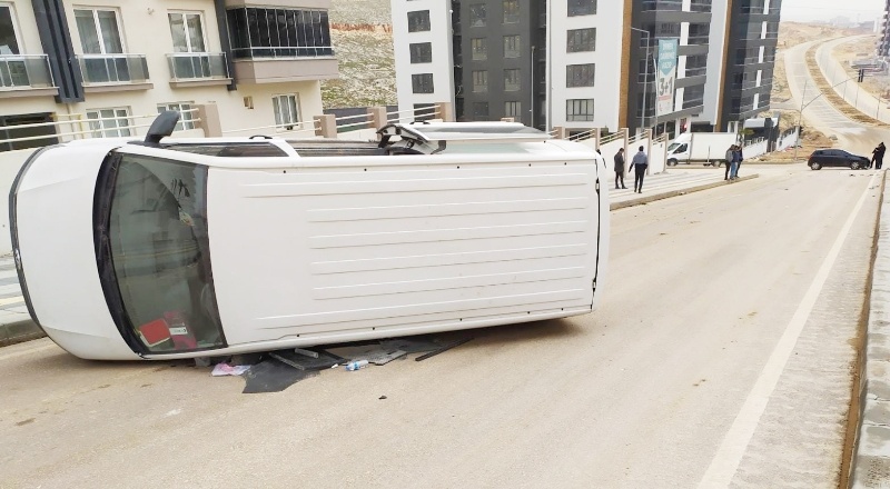 Devrilen minibüs metrelerce sürüklendikten sonra durabildi