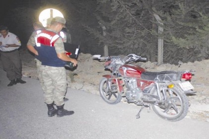 Devrilen motosiklet üzerinde bulunan iki kişi ağır yaralandı
