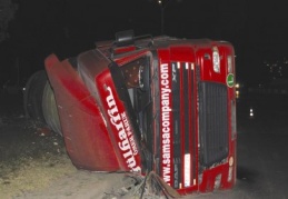 Devrilen TIR’ın sürücüsü ağır yaralandı 