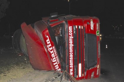 Devrilen TIR&#8217;ın sürücüsü ağır yaralandı 