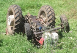 Devrilen traktörün altında kalan sürücü hayatını kaybetti 