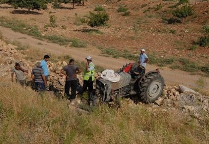 Devrilen traktörün altında kalan sürücü hayatını kaybetti