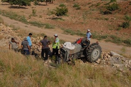 Devrilen traktörün altında kalan sürücü hayatını kaybetti