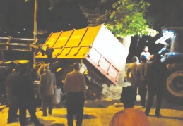 Devrilen traktörün altında kalan sürücüsü yaralandı