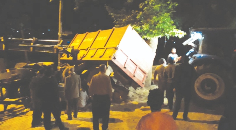 Devrilen traktörün altında kalan sürücüsü yaralandı