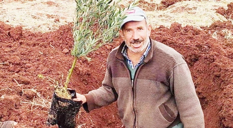 Devrilen traktörün sürücüsü hayatını kaybetti