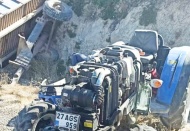 Devrilen traktörün sürücüsü hayatını kaybetti