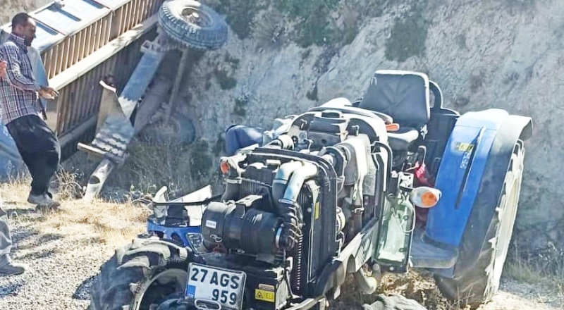 Devrilen traktörün sürücüsü hayatını kaybetti