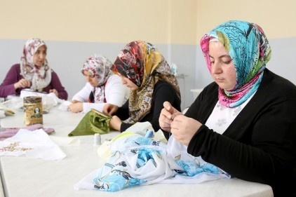 Dikiş-nakış, iğne oyası, kuaförlük mefruşat eğitimi alıyorlar