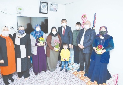 Dikiş-nakış işleriyle uğraşarak çocuklarıma bakmaya çalışıyorum