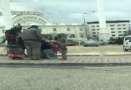 Dilenciler para paylaşırken yakalandı