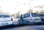 Dilenciler, trafik ışıklarını mesken tutmuş durumda