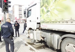 Dilenirken tırın altında kaldı