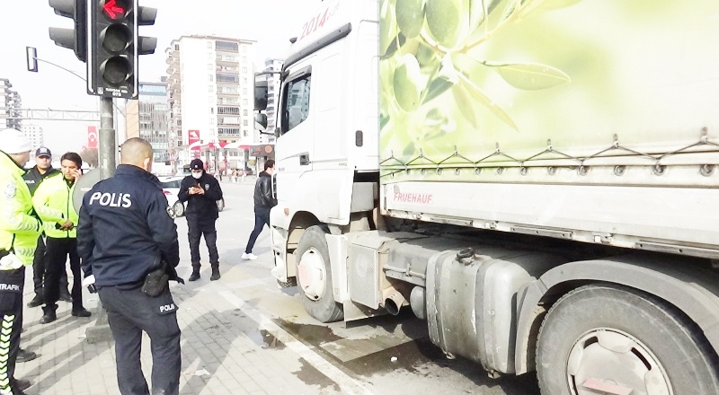 Dilenirken tırın altında kaldı