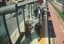 Dili boğazına kaçan yolcuyu vatman kurtardı 