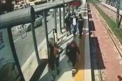 Dili boğazına kaçan yolcuyu vatman kurtardı 