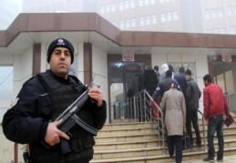Dinleme operasyonunda 8 polis gözaltına alındı