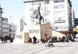 Dip dibe, güneşli havanın tadını çıkardılar