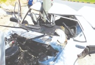 Direğe çarpan araç ikiye katlandı