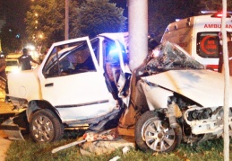 Direğe çarpan otomobil ikiye bölündü, sürücü öldü