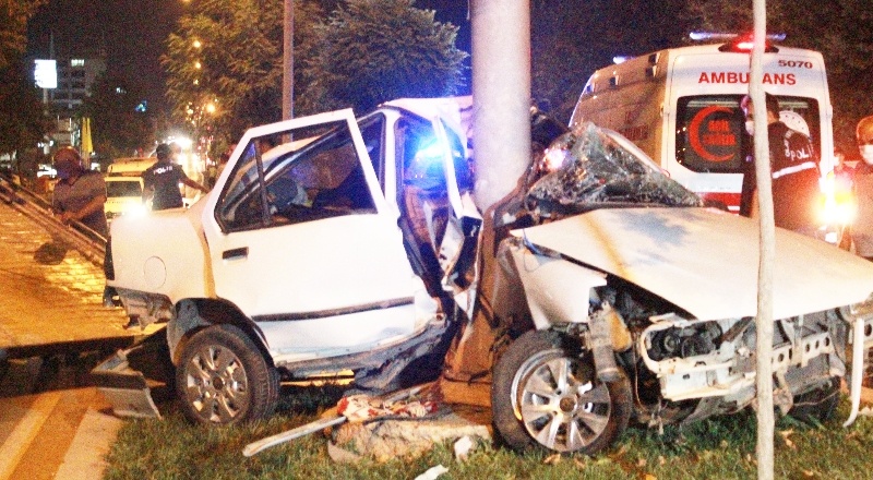 Direğe çarpan otomobil ikiye bölündü, sürücü öldü