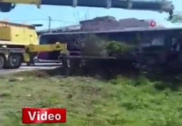 Direksiyon başında fenalaşan otobüs sürücüsü gecekonduya çarptı