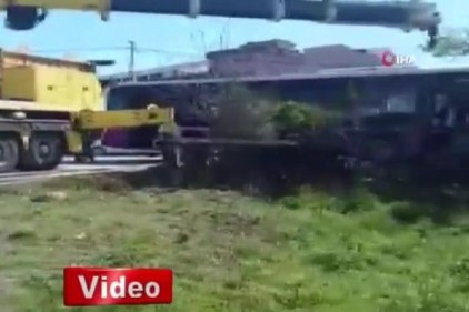 Direksiyon başında fenalaşan otobüs sürücüsü gecekonduya çarptı