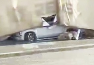 Direksiyon hakimiyeti kaybolan tır otomobilin üzerine devrildi