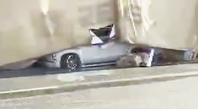 Direksiyon hakimiyeti kaybolan tır otomobilin üzerine devrildi