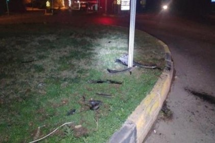 Direksiyon hakimiyetini kaybeden sürücü refüje çarptı