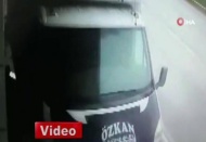 Direksiyon hakimiyetini kaybetti, kaldırımdaki yayaları böyle ezdi