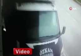 Direksiyon hakimiyetini kaybetti, kaldırımdaki yayaları böyle ezdi