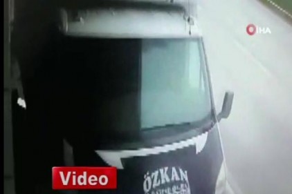 Direksiyon hakimiyetini kaybetti, kaldırımdaki yayaları böyle ezdi