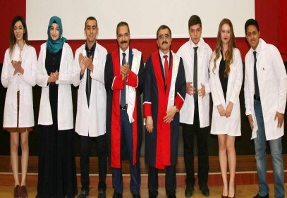 Diş hekimi adayları önlük giydi