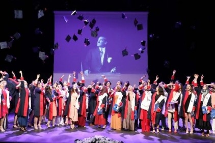 Diş Hekimliği Fakültesi öğrencileri diploma aldı