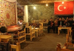 Dışarısı 44 derece, içeride sobayla ısınıyorlar 