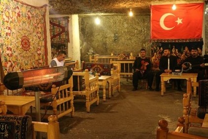 Dışarısı 44 derece, içeride sobayla ısınıyorlar 